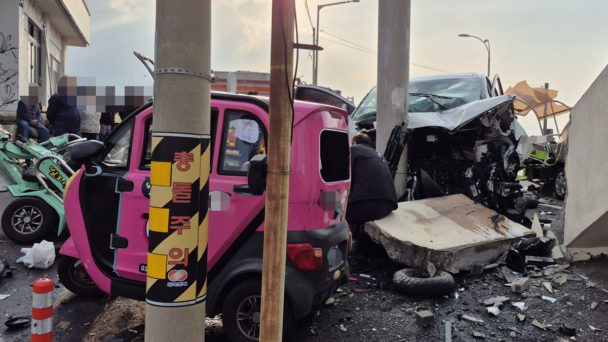 지난 24일 오후 2시47분께 제주시 우도면 천진항에서 차량 돌진 사고로 14명의 사상자가 발생했다. 사진 제공=우도 주민ⓒ제주의소리 자료사진