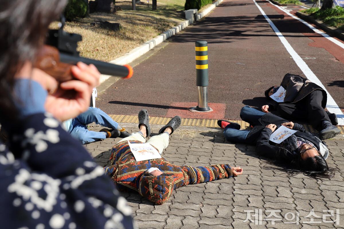 꽃사슴 유해동물 중단·생명 공존 제주행동은 8일 제주도의회 정문 앞에서 기자회견을 개최했다. ⓒ제주의소리