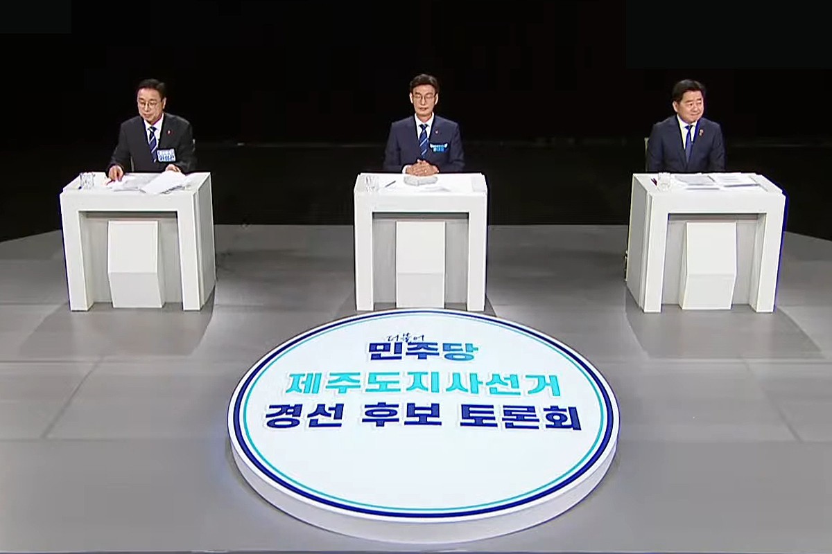 제2공항 과거 발언 소환에 괴문자까지 ‘난타전’