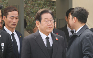 <b>이재명</b> "제주<b>4.3</b>-광주5.18 영령, 국민, 장병이 '빛의 혁명' 이끌어"